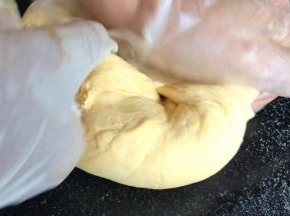 发酵好的面团揉匀排气