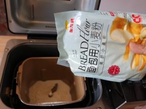 将牛奶倒入面包机的面包桶中，盐、白砂糖对角放，倒入金龙鱼面包用小麦粉，这个粉采用100%进口小麦为原料，麦香浓郁，制作过程中易膨胀易拉丝，吸水性也好，面粉质量稳定性较好，成品香软可口；