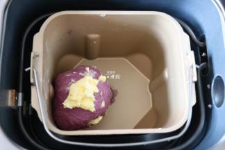 揉面程序结束后放入黄油，继续选择揉面程序，结束后选择发酵程序开始发酵；