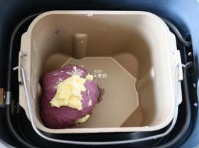 揉面程序结束后放入黄油，继续选择揉面程序，结束后选择发酵程序开始发酵；