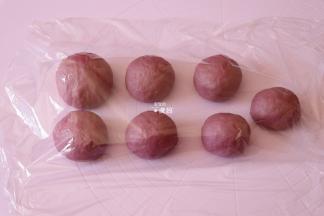 分成大小不一的面团一一揉圆，盖上保鲜膜静置15分钟进行中间发酵；