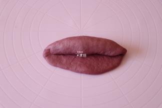 从上往下卷起，一边卷一边压紧，捏紧收口；