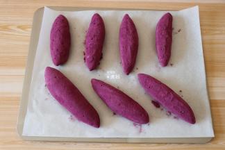 将所有面团全部整形好放在烤盘上，收口的一边记得朝下；