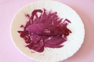 整形好后放入紫薯粉中滚几下，让面团全部裹上紫薯粉；