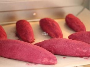 放进预热好的烤箱中层，上下管190度，15分钟左右；
