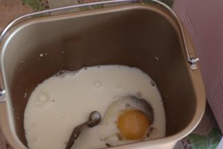 先把牛奶、鸡蛋放入面包机桶内。（液体先入）