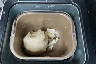 当面团揉至初级扩展阶段，加黄油。（黄油要室温软化）