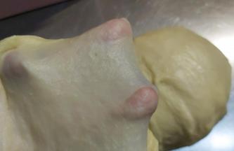 一直揉到面团达到能拉出很薄的薄膜的完全阶段。