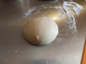 取出揉好的面团，用手简单收拢两下变成一团光滑的面团。