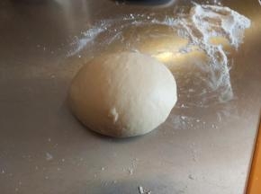 取出揉好的面团，用手简单收拢两下变成一团光滑的面团。