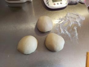 然后均分成三份，滚圆，松弛几分钟。