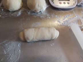 自上而下卷起。