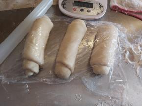 其余两个也同样操作，然后盖上保鲜膜，再次松弛几分钟。