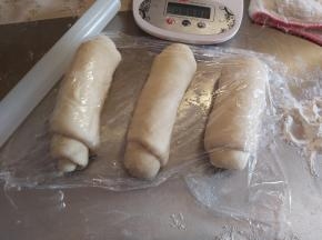 其余两个也同样操作，然后盖上保鲜膜，再次松弛几分钟。