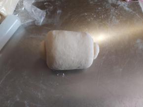 自上而下卷起，接口位置轻轻捏紧。