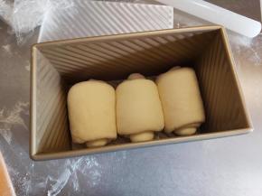 依次处理好三个面团，放入吐司盒子。