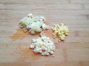 葱姜蒜洗干净切碎。