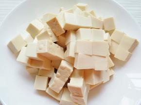 豆腐冲洗一下切成1厘米左右的小块。