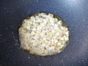 炒锅内倒适量的食用油烧热，下入葱姜蒜炒香。