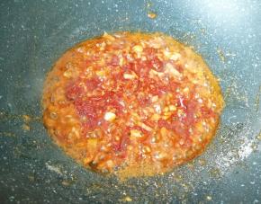 加入豆瓣酱炒出红油。