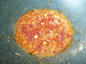 加入豆瓣酱炒出红油。