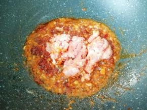 下入肉末。