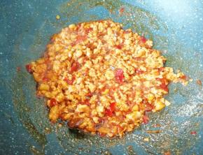 翻炒至肉末变色。