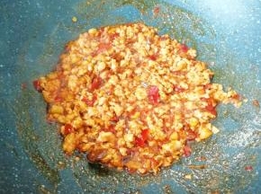 翻炒至肉末变色。