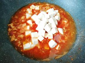 下入焯过水的豆腐块。