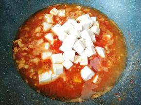 下入焯过水的豆腐块。