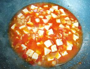 再次烧开，放糖和鸡精调味(因为豆瓣酱比较咸，所以不用放盐，如果口味比较重可以根据自己的口味适量放盐)。