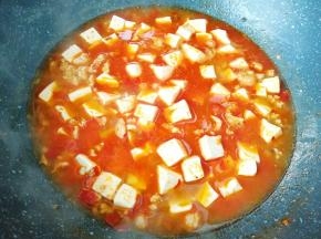 再次烧开，放糖和鸡精调味(因为豆瓣酱比较咸，所以不用放盐，如果口味比较重可以根据自己的口味适量放盐)。