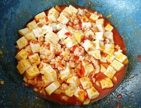 中火烧至汤汁变少变浓关火。