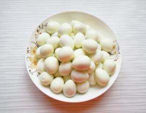 鹌鹑蛋煮熟剥好备用。