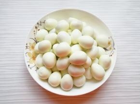 鹌鹑蛋煮熟剥好备用。