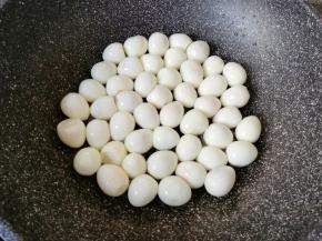 炒锅内倒适量的食用油烧热，下入鹌鹑蛋小火煎至金黄色盛出备用。