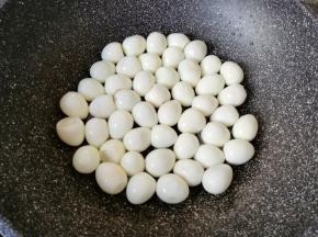 炒锅内倒适量的食用油烧热，下入鹌鹑蛋小火煎至金黄色盛出备用。