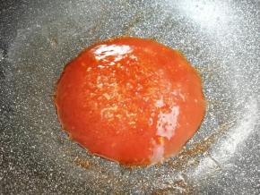 锅底留余油，倒入糖醋汁烧至冒泡。