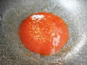 锅底留余油，倒入糖醋汁烧至冒泡。