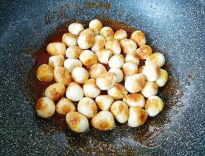 下入煎好的鹌鹑蛋。