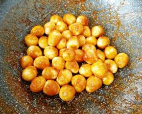 中小火翻炒至每一个鹌鹑蛋都裹满糖醋汁关火。