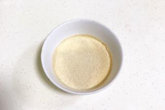 往牛奶内加入酵母粉拌匀。