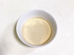 往牛奶内加入酵母粉拌匀。