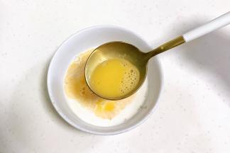 接着加入全蛋液和糖粉拌匀。