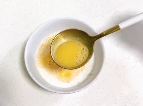 接着加入全蛋液和糖粉拌匀。