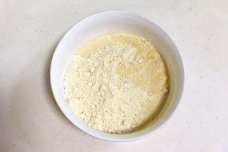 分两次加入液体拌匀。