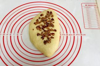 然后对折起来，放上剩余的红枣碎。