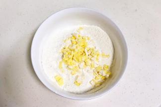 加入切碎的黄油，用手搓成屑状。