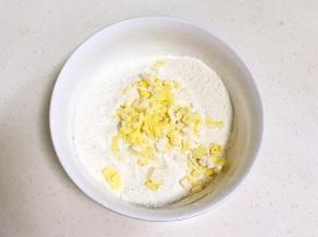加入切碎的黄油，用手搓成屑状。
