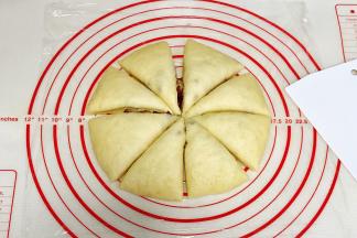 发酵好后按扁，切成8等份。